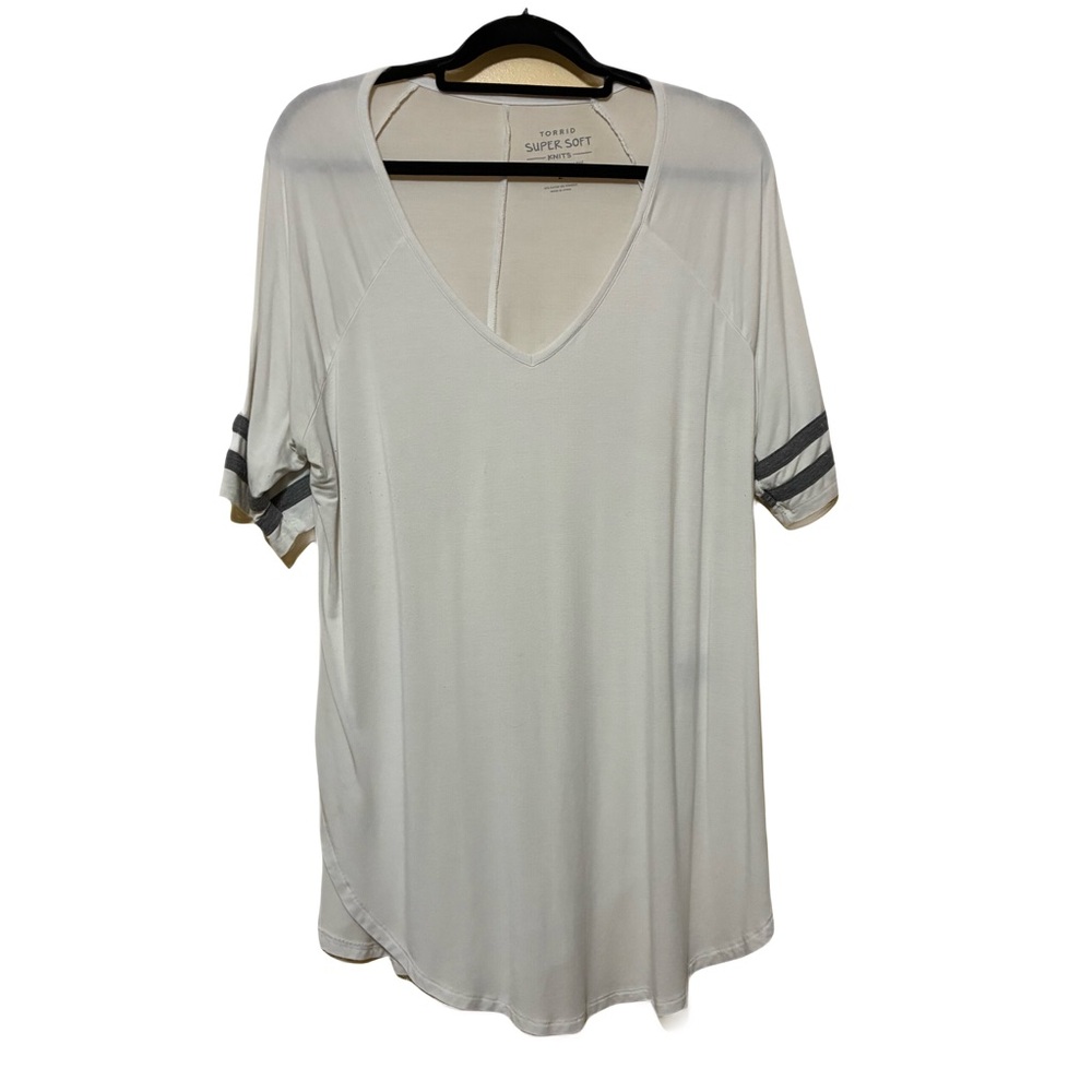 Torrid Super Soft Knits Varisty Tee Women’s 2 White Round Hem V-Neck T-Shirt - Picture 2 of 9